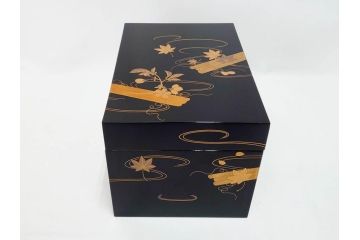 慶塚作　輪島塗　花筏蒔絵　雅な佇まいの茶筥(紅葉、もみじ、桜、さくら、金彩、茶箱、棗、香合、茶筅筒、木製、漆器、漆芸、煎茶道具、茶器、茶道具、野点、共箱付き)(R-079807)