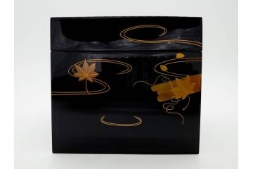 慶塚作　輪島塗　花筏蒔絵　雅な佇まいの茶筥(紅葉、もみじ、桜、さくら、金彩、茶箱、棗、香合、茶筅筒、木製、漆器、漆芸、煎茶道具、茶器、茶道具、野点、共箱付き)(R-079807)