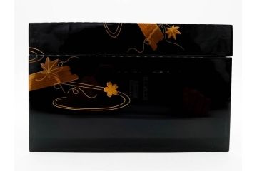 慶塚作　輪島塗　花筏蒔絵　雅な佇まいの茶筥(紅葉、もみじ、桜、さくら、金彩、茶箱、棗、香合、茶筅筒、木製、漆器、漆芸、煎茶道具、茶器、茶道具、野点、共箱付き)(R-079807)