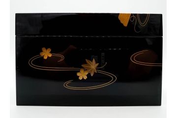慶塚作　輪島塗　花筏蒔絵　雅な佇まいの茶筥(紅葉、もみじ、桜、さくら、金彩、茶箱、棗、香合、茶筅筒、木製、漆器、漆芸、煎茶道具、茶器、茶道具、野点、共箱付き)(R-079807)
