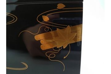 慶塚作　輪島塗　花筏蒔絵　雅な佇まいの茶筥(紅葉、もみじ、桜、さくら、金彩、茶箱、棗、香合、茶筅筒、木製、漆器、漆芸、煎茶道具、茶器、茶道具、野点、共箱付き)(R-079807)