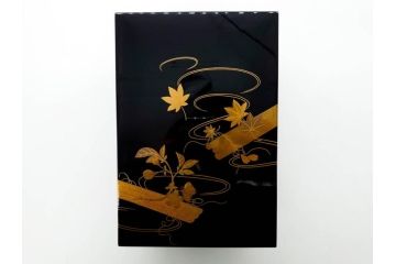 慶塚作　輪島塗　花筏蒔絵　雅な佇まいの茶筥(紅葉、もみじ、桜、さくら、金彩、茶箱、棗、香合、茶筅筒、木製、漆器、漆芸、煎茶道具、茶器、茶道具、野点、共箱付き)(R-079807)