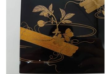 慶塚作　輪島塗　花筏蒔絵　雅な佇まいの茶筥(紅葉、もみじ、桜、さくら、金彩、茶箱、棗、香合、茶筅筒、木製、漆器、漆芸、煎茶道具、茶器、茶道具、野点、共箱付き)(R-079807)