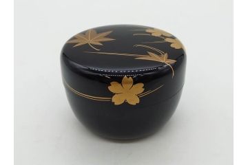 慶塚作　輪島塗　花筏蒔絵　雅な佇まいの茶筥(紅葉、もみじ、桜、さくら、金彩、茶箱、棗、香合、茶筅筒、木製、漆器、漆芸、煎茶道具、茶器、茶道具、野点、共箱付き)(R-079807)