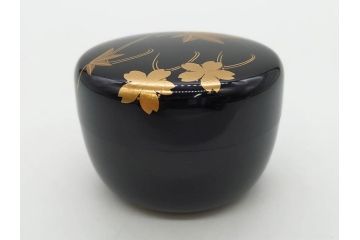 慶塚作　輪島塗　花筏蒔絵　雅な佇まいの茶筥(紅葉、もみじ、桜、さくら、金彩、茶箱、棗、香合、茶筅筒、木製、漆器、漆芸、煎茶道具、茶器、茶道具、野点、共箱付き)(R-079807)