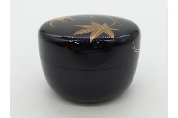 慶塚作　輪島塗　花筏蒔絵　雅な佇まいの茶筥(紅葉、もみじ、桜、さくら、金彩、茶箱、棗、香合、茶筅筒、木製、漆器、漆芸、煎茶道具、茶器、茶道具、野点、共箱付き)(R-079807)