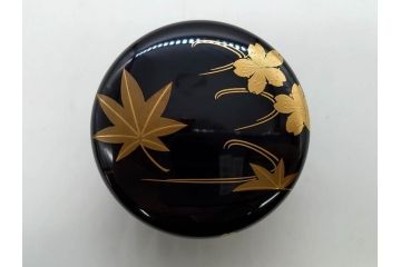 慶塚作　輪島塗　花筏蒔絵　雅な佇まいの茶筥(紅葉、もみじ、桜、さくら、金彩、茶箱、棗、香合、茶筅筒、木製、漆器、漆芸、煎茶道具、茶器、茶道具、野点、共箱付き)(R-079807)