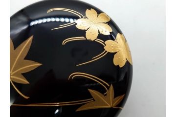 慶塚作　輪島塗　花筏蒔絵　雅な佇まいの茶筥(紅葉、もみじ、桜、さくら、金彩、茶箱、棗、香合、茶筅筒、木製、漆器、漆芸、煎茶道具、茶器、茶道具、野点、共箱付き)(R-079807)