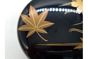 慶塚作　輪島塗　花筏蒔絵　雅な佇まいの茶筥(紅葉、もみじ、桜、さくら、金彩、茶箱、棗、香合、茶筅筒、木製、漆器、漆芸、煎茶道具、茶器、茶道具、野点、共箱付き)(R-079807)