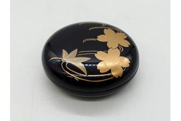 慶塚作　輪島塗　花筏蒔絵　雅な佇まいの茶筥(紅葉、もみじ、桜、さくら、金彩、茶箱、棗、香合、茶筅筒、木製、漆器、漆芸、煎茶道具、茶器、茶道具、野点、共箱付き)(R-079807)