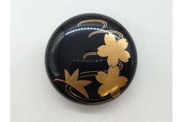 慶塚作　輪島塗　花筏蒔絵　雅な佇まいの茶筥(紅葉、もみじ、桜、さくら、金彩、茶箱、棗、香合、茶筅筒、木製、漆器、漆芸、煎茶道具、茶器、茶道具、野点、共箱付き)(R-079807)