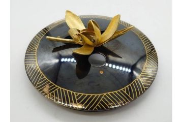彫金家 信田洋　K20(20金)　赤銅　金象嵌　高い品格を感じる香炉(香爐、仏具、茶道具、裏印、共箱付き)(R-079808)