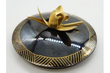 彫金家 信田洋　K20(20金)　赤銅　金象嵌　高い品格を感じる香炉(香爐、仏具、茶道具、裏印、共箱付き)(R-079808)