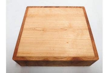 大正〜昭和初期　欅(ケヤキ)材　木の温もりを感じる四段重(四段重箱、お重、外箱付き)(R-079809)
