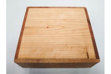 大正〜昭和初期　欅(ケヤキ)材　木の温もりを感じる四段重(四段重箱、お重、外箱付き)(R-079809)