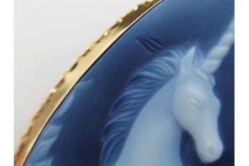 カメオ　ユニコーン　750フレーム(18金・K18)　幻想的な美しさのあるペンダントトップ(Lo Scrigno、ブローチ、ゴールド、ファッション小物、アクセサリー、共箱付き、フィレンツェ)(R-079811)