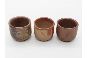 人間国宝　伊勢崎淳　備前焼　酒呑　変化にとんだ土の味わいが魅力のぐい呑み3客セット(蕎麦猪口、お猪口、御猪口、湯呑み、湯のみ、杯、盃、和食器、陶器、裏印、共箱付き)(R-079812)