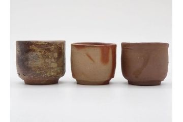 人間国宝　伊勢崎淳　備前焼　酒呑　変化にとんだ土の味わいが魅力のぐい呑み3客セット(蕎麦猪口、お猪口、御猪口、湯呑み、湯のみ、杯、盃、和食器、陶器、裏印、共箱付き)(R-079812)