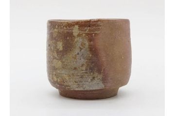 人間国宝　伊勢崎淳　備前焼　酒呑　変化にとんだ土の味わいが魅力のぐい呑み3客セット(蕎麦猪口、お猪口、御猪口、湯呑み、湯のみ、杯、盃、和食器、陶器、裏印、共箱付き)(R-079812)