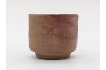 人間国宝　伊勢崎淳　備前焼　酒呑　変化にとんだ土の味わいが魅力のぐい呑み3客セット(蕎麦猪口、お猪口、御猪口、湯呑み、湯のみ、杯、盃、和食器、陶器、裏印、共箱付き)(R-079812)