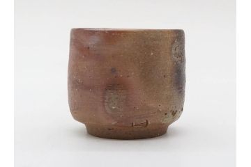 人間国宝　伊勢崎淳　備前焼　酒呑　変化にとんだ土の味わいが魅力のぐい呑み3客セット(蕎麦猪口、お猪口、御猪口、湯呑み、湯のみ、杯、盃、和食器、陶器、裏印、共箱付き)(R-079812)