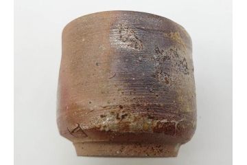人間国宝　伊勢崎淳　備前焼　酒呑　変化にとんだ土の味わいが魅力のぐい呑み3客セット(蕎麦猪口、お猪口、御猪口、湯呑み、湯のみ、杯、盃、和食器、陶器、裏印、共箱付き)(R-079812)