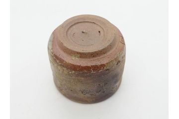 人間国宝　伊勢崎淳　備前焼　酒呑　変化にとんだ土の味わいが魅力のぐい呑み3客セット(蕎麦猪口、お猪口、御猪口、湯呑み、湯のみ、杯、盃、和食器、陶器、裏印、共箱付き)(R-079812)