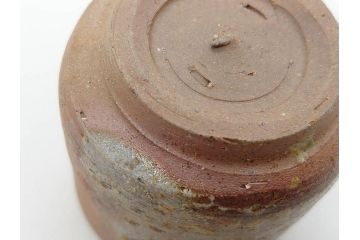 人間国宝　伊勢崎淳　備前焼　酒呑　変化にとんだ土の味わいが魅力のぐい呑み3客セット(蕎麦猪口、お猪口、御猪口、湯呑み、湯のみ、杯、盃、和食器、陶器、裏印、共箱付き)(R-079812)