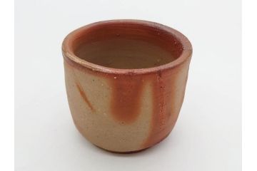 人間国宝　伊勢崎淳　備前焼　酒呑　変化にとんだ土の味わいが魅力のぐい呑み3客セット(蕎麦猪口、お猪口、御猪口、湯呑み、湯のみ、杯、盃、和食器、陶器、裏印、共箱付き)(R-079812)