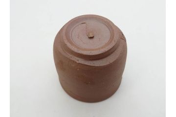 人間国宝　伊勢崎淳　備前焼　酒呑　変化にとんだ土の味わいが魅力のぐい呑み3客セット(蕎麦猪口、お猪口、御猪口、湯呑み、湯のみ、杯、盃、和食器、陶器、裏印、共箱付き)(R-079812)