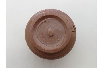 人間国宝　伊勢崎淳　備前焼　酒呑　変化にとんだ土の味わいが魅力のぐい呑み3客セット(蕎麦猪口、お猪口、御猪口、湯呑み、湯のみ、杯、盃、和食器、陶器、裏印、共箱付き)(R-079812)