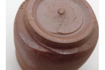 人間国宝　伊勢崎淳　備前焼　酒呑　変化にとんだ土の味わいが魅力のぐい呑み3客セット(蕎麦猪口、お猪口、御猪口、湯呑み、湯のみ、杯、盃、和食器、陶器、裏印、共箱付き)(R-079812)