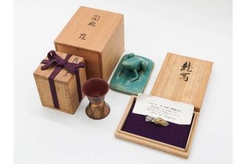 信田洋　Silver(シルバー)　龍馬 タイピン/鼓形 蓋置/陶彫 蛙 高さ 約5cm　匠の優れた技芸を堪能できる置物・蓋置・タイピンセット(銀、かえる、カエル、ネクタイ留め、アクセサリー、茶道具、煎茶道具、茶器、オブジェ、ディスプレイ、共箱付き)(R-079813)