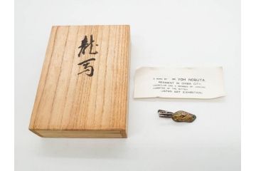 信田洋　Silver(シルバー)　龍馬 タイピン/鼓形 蓋置/陶彫 蛙 高さ 約5cm　匠の優れた技芸を堪能できる置物・蓋置・タイピンセット(銀、かえる、カエル、ネクタイ留め、アクセサリー、茶道具、煎茶道具、茶器、オブジェ、ディスプレイ、共箱付き)(R-079813)