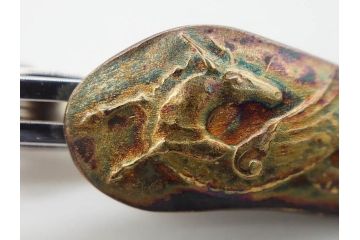 信田洋　Silver(シルバー)　龍馬 タイピン/鼓形 蓋置/陶彫 蛙 高さ 約5cm　匠の優れた技芸を堪能できる置物・蓋置・タイピンセット(銀、かえる、カエル、ネクタイ留め、アクセサリー、茶道具、煎茶道具、茶器、オブジェ、ディスプレイ、共箱付き)(R-079813)