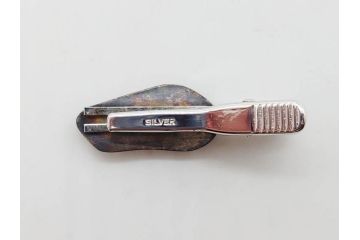 信田洋　Silver(シルバー)　龍馬 タイピン/鼓形 蓋置/陶彫 蛙 高さ 約5cm　匠の優れた技芸を堪能できる置物・蓋置・タイピンセット(銀、かえる、カエル、ネクタイ留め、アクセサリー、茶道具、煎茶道具、茶器、オブジェ、ディスプレイ、共箱付き)(R-079813)