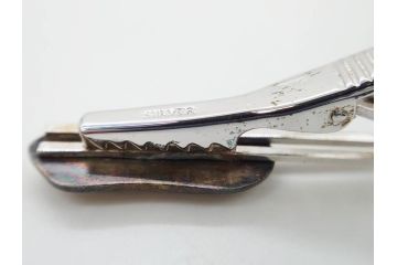 信田洋　Silver(シルバー)　龍馬 タイピン/鼓形 蓋置/陶彫 蛙 高さ 約5cm　匠の優れた技芸を堪能できる置物・蓋置・タイピンセット(銀、かえる、カエル、ネクタイ留め、アクセサリー、茶道具、煎茶道具、茶器、オブジェ、ディスプレイ、共箱付き)(R-079813)