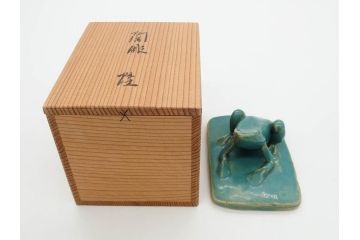 信田洋　Silver(シルバー)　龍馬 タイピン/鼓形 蓋置/陶彫 蛙 高さ 約5cm　匠の優れた技芸を堪能できる置物・蓋置・タイピンセット(銀、かえる、カエル、ネクタイ留め、アクセサリー、茶道具、煎茶道具、茶器、オブジェ、ディスプレイ、共箱付き)(R-079813)