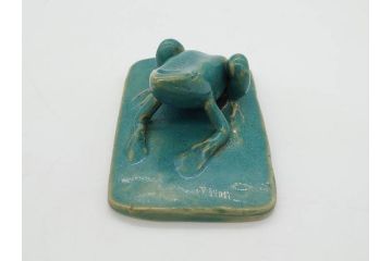 信田洋　Silver(シルバー)　龍馬 タイピン/鼓形 蓋置/陶彫 蛙 高さ 約5cm　匠の優れた技芸を堪能できる置物・蓋置・タイピンセット(銀、かえる、カエル、ネクタイ留め、アクセサリー、茶道具、煎茶道具、茶器、オブジェ、ディスプレイ、共箱付き)(R-079813)