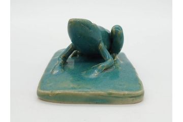 信田洋　Silver(シルバー)　龍馬 タイピン/鼓形 蓋置/陶彫 蛙 高さ 約5cm　匠の優れた技芸を堪能できる置物・蓋置・タイピンセット(銀、かえる、カエル、ネクタイ留め、アクセサリー、茶道具、煎茶道具、茶器、オブジェ、ディスプレイ、共箱付き)(R-079813)