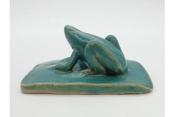 信田洋　Silver(シルバー)　龍馬 タイピン/鼓形 蓋置/陶彫 蛙 高さ 約5cm　匠の優れた技芸を堪能できる置物・蓋置・タイピンセット(銀、かえる、カエル、ネクタイ留め、アクセサリー、茶道具、煎茶道具、茶器、オブジェ、ディスプレイ、共箱付き)(R-079813)