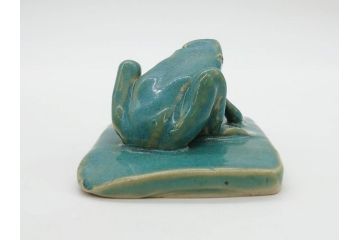 信田洋　Silver(シルバー)　龍馬 タイピン/鼓形 蓋置/陶彫 蛙 高さ 約5cm　匠の優れた技芸を堪能できる置物・蓋置・タイピンセット(銀、かえる、カエル、ネクタイ留め、アクセサリー、茶道具、煎茶道具、茶器、オブジェ、ディスプレイ、共箱付き)(R-079813)