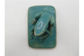 信田洋　Silver(シルバー)　龍馬 タイピン/鼓形 蓋置/陶彫 蛙 高さ 約5cm　匠の優れた技芸を堪能できる置物・蓋置・タイピンセット(銀、かえる、カエル、ネクタイ留め、アクセサリー、茶道具、煎茶道具、茶器、オブジェ、ディスプレイ、共箱付き)(R-079813)
