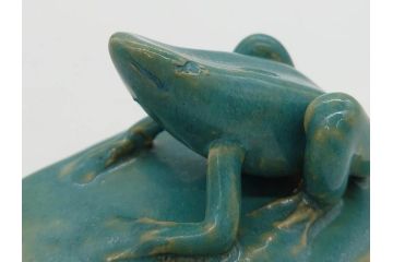 信田洋　Silver(シルバー)　龍馬 タイピン/鼓形 蓋置/陶彫 蛙 高さ 約5cm　匠の優れた技芸を堪能できる置物・蓋置・タイピンセット(銀、かえる、カエル、ネクタイ留め、アクセサリー、茶道具、煎茶道具、茶器、オブジェ、ディスプレイ、共箱付き)(R-079813)