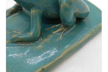 信田洋　Silver(シルバー)　龍馬 タイピン/鼓形 蓋置/陶彫 蛙 高さ 約5cm　匠の優れた技芸を堪能できる置物・蓋置・タイピンセット(銀、かえる、カエル、ネクタイ留め、アクセサリー、茶道具、煎茶道具、茶器、オブジェ、ディスプレイ、共箱付き)(R-079813)