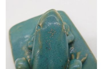 信田洋　Silver(シルバー)　龍馬 タイピン/鼓形 蓋置/陶彫 蛙 高さ 約5cm　匠の優れた技芸を堪能できる置物・蓋置・タイピンセット(銀、かえる、カエル、ネクタイ留め、アクセサリー、茶道具、煎茶道具、茶器、オブジェ、ディスプレイ、共箱付き)(R-079813)