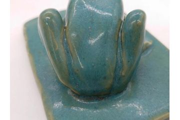 信田洋　Silver(シルバー)　龍馬 タイピン/鼓形 蓋置/陶彫 蛙 高さ 約5cm　匠の優れた技芸を堪能できる置物・蓋置・タイピンセット(銀、かえる、カエル、ネクタイ留め、アクセサリー、茶道具、煎茶道具、茶器、オブジェ、ディスプレイ、共箱付き)(R-079813)