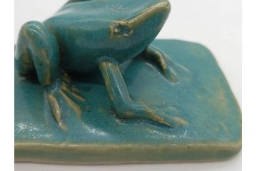 信田洋　Silver(シルバー)　龍馬 タイピン/鼓形 蓋置/陶彫 蛙 高さ 約5cm　匠の優れた技芸を堪能できる置物・蓋置・タイピンセット(銀、かえる、カエル、ネクタイ留め、アクセサリー、茶道具、煎茶道具、茶器、オブジェ、ディスプレイ、共箱付き)(R-079813)