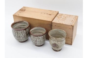 人間国宝　島岡達三　益子焼　象嵌　夫婦　独創的なデザインが見事な湯呑み3客セット(湯のみ、ぐい呑み、杯、和食器、共箱付き)(R-079816)