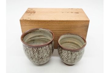 人間国宝　島岡達三　益子焼　象嵌　夫婦　独創的なデザインが見事な湯呑み3客セット(湯のみ、ぐい呑み、杯、和食器、共箱付き)(R-079816)